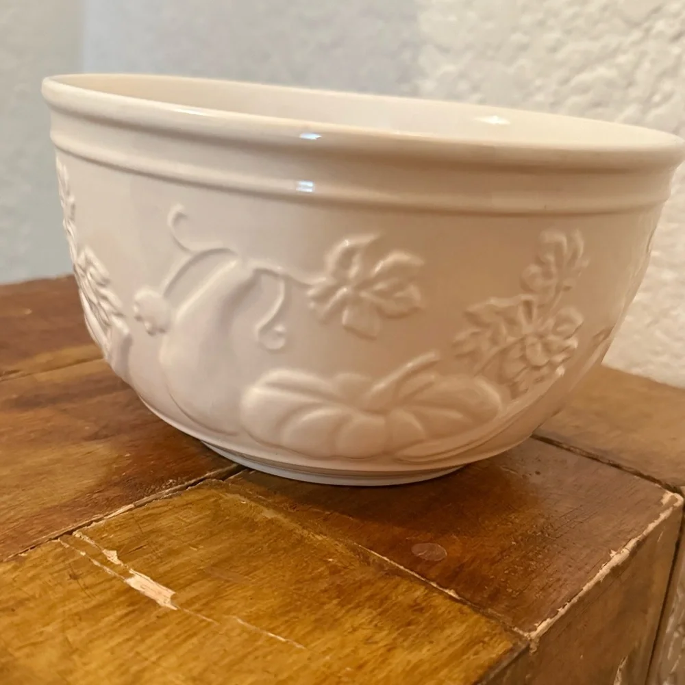 Williams Sonoma Mixing/Serving Bowl Heavy 7” off white pumpkins embossed